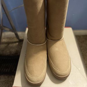 Ugg Tall boots in chestnut color, size 9